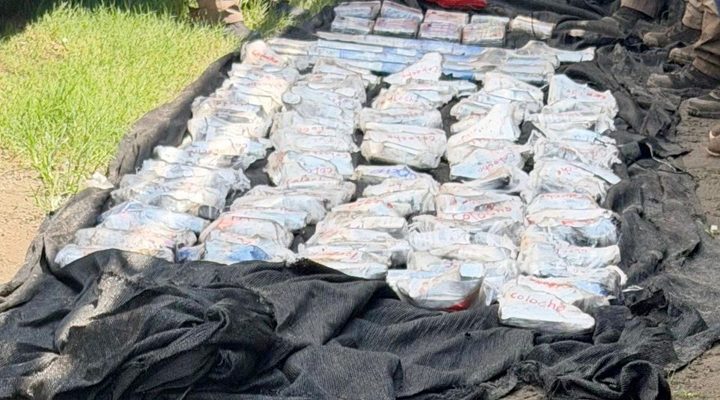 Pie de Foto.- Apenas la semana pasada un operativo de la Marina y policías estatales en los municipios de Pijijiapan y Tonalá, en la costa de Chiapas, dejó cuatro detenidos y el aseguramiento de casi 15 mil litros de gasolina, 50 paquetes de presunta cocaína, armas, equipo de comunicación satelital y embarcaciones para las operaciones del tráfico de drogas por altamar. Foto: Cortesía