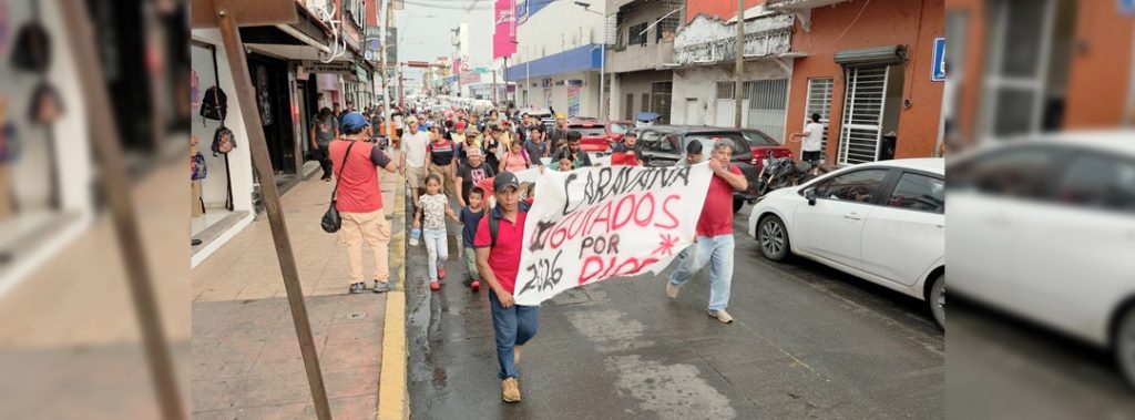 Pie de Foto.- Los éxodos migrantes continúan saliendo desde Tapachula. Foto Edgar H. Clemente.