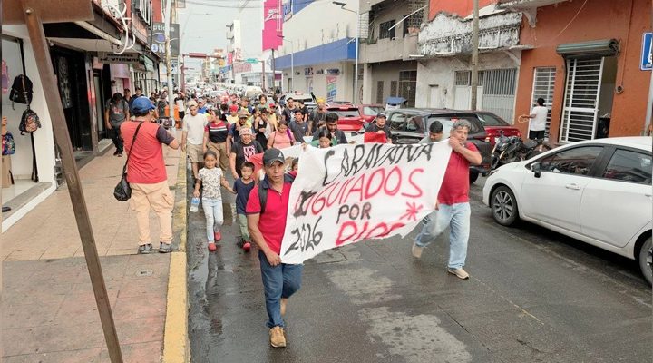 Pie de Foto.- Los éxodos migrantes continúan saliendo desde Tapachula. Foto Edgar H. Clemente.