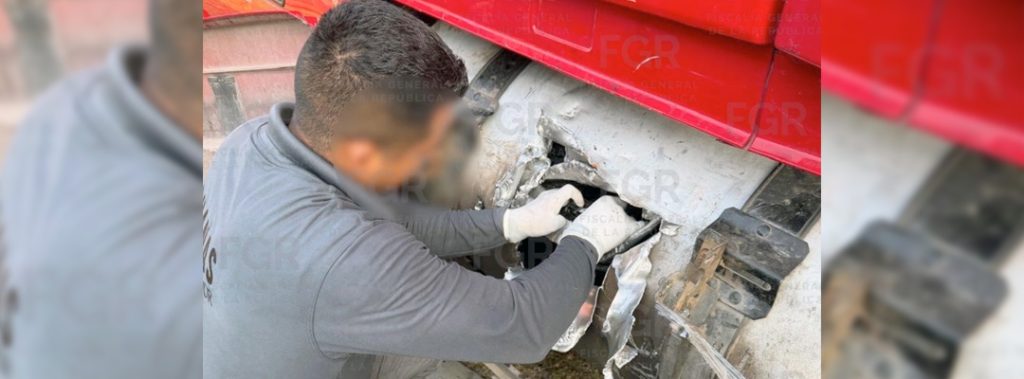 Pie de Foto.- Cargamento de más de 105 kilogramos de clorhidrato de cocaína que fue detectado por personal federal mediante equipos de inspección no intrusiva en el Centro de Atención Integral al Tránsito Fronterizo de Chiapas. Foto: FGR Chiapas