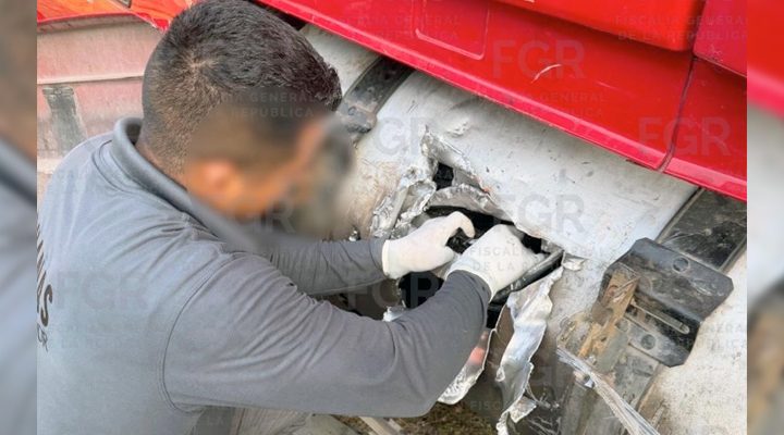 Pie de Foto.- Cargamento de más de 105 kilogramos de clorhidrato de cocaína que fue detectado por personal federal mediante equipos de inspección no intrusiva en el Centro de Atención Integral al Tránsito Fronterizo de Chiapas. Foto: FGR Chiapas