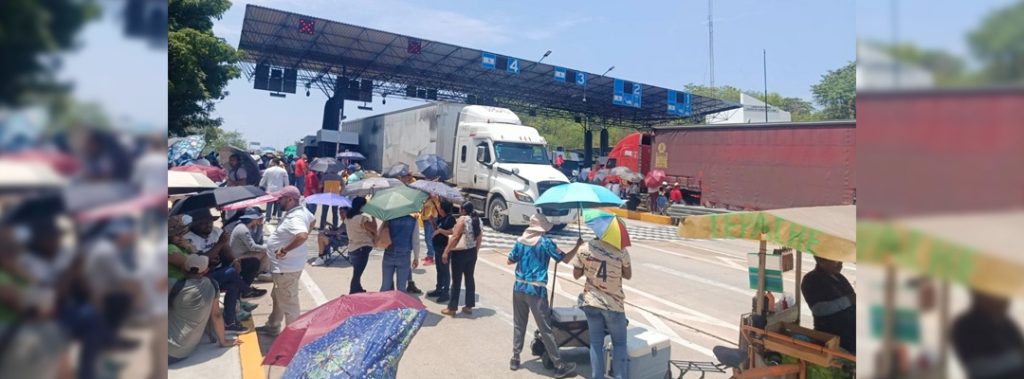 Pie de Foto.- El dirigente de la Sección 7, Isael González Vázquez informó que la “liberación” de las casetas, actividad que se realiza paralelamente al plantón instalado en el parque central de Tuxtla Gutiérrez y el paro de labores, ha transcurrido sin incidentes. Foto: La Jornada