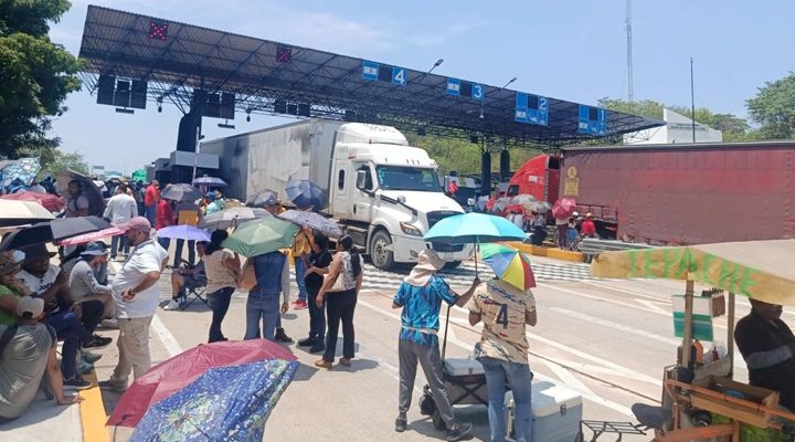 Pie de Foto.- El dirigente de la Sección 7, Isael González Vázquez informó que la “liberación” de las casetas, actividad que se realiza paralelamente al plantón instalado en el parque central de Tuxtla Gutiérrez y el paro de labores, ha transcurrido sin incidentes. Foto: La Jornada