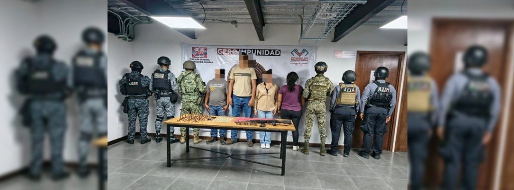 Pie de Foto.- Presuntos integrantes del cártel de Sinaloa que opera en Chiapas fueron detenidos con dosis de drogas y ponchallantas. Foto Marina.