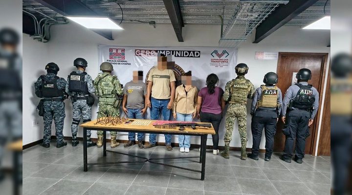 Pie de Foto.- Presuntos integrantes del cártel de Sinaloa que opera en Chiapas fueron detenidos con dosis de drogas y ponchallantas. Foto Marina.