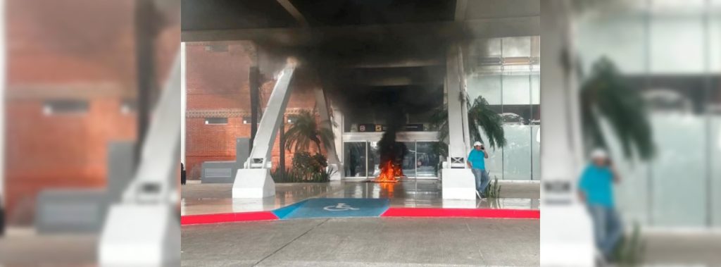 Pie de Foto.- Maestros de la CNTE prendieron fuego frente a uno de los accesos del Aeropuerto Internacional Angel Albino Corzo, en Chiapas. Foto 'La Jornada'