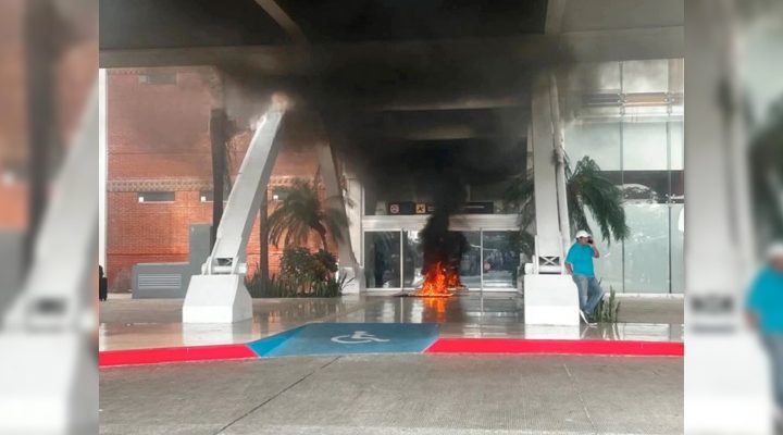 Pie de Foto.- Maestros de la CNTE prendieron fuego frente a uno de los accesos del Aeropuerto Internacional Angel Albino Corzo, en Chiapas. Foto 'La Jornada'