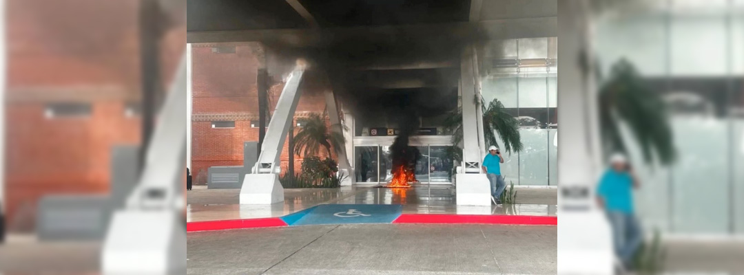 Pie de Foto.- Maestros de la CNTE prendieron fuego frente a uno de los accesos del Aeropuerto Internacional Angel Albino Corzo, en Chiapas. Foto 'La Jornada'