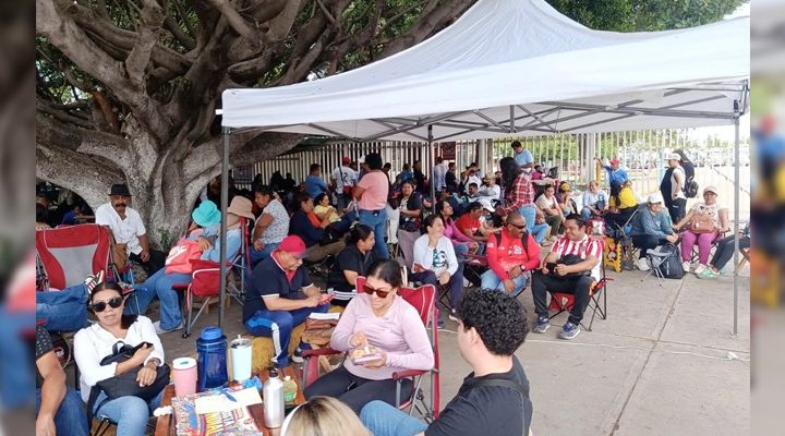 #Pie de Foto.- Integrantes del magisterio chiapaneco mantienen el bloqueo en la planta de distribución de Pemex en Tuxtla Gutiérrez como medida de presión al gobierno federal. Foto: La Jornada