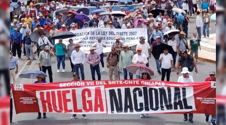 Pie de Foto.- La Sección 7 reiteró que “se van a seguir generando las condiciones para seguir mantenido la lucha, la huelga y el plantón nacional y estatal” que mantienen los profesores desde el primero de junio. Foto: 'La Jornada'