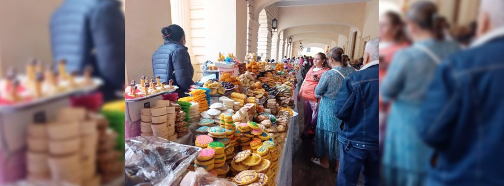 Pie de Foto.- En San Cristóbal de la Casas se celebra el tradicional jueves de Corpus Christi con la venta de gran variedad de dulces y pan. Foto Elio Henríquez.