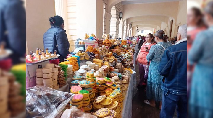 Pie de Foto.- En San Cristóbal de la Casas se celebra el tradicional jueves de Corpus Christi con la venta de gran variedad de dulces y pan. Foto Elio Henríquez.