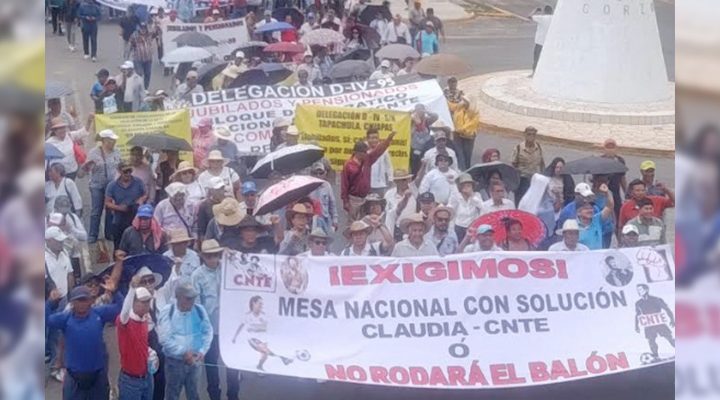Pie de Foto.- El dirigente de la Sección 7, Isael González Vázquez dijo que “hoy volvemos a las calles no sólo para una marcha, sino para reiniciar la huelga nacional recesada el año pasado, ya que no hubo respuestas concretas a nuestras demandas”. Foto: 'La Jornada'