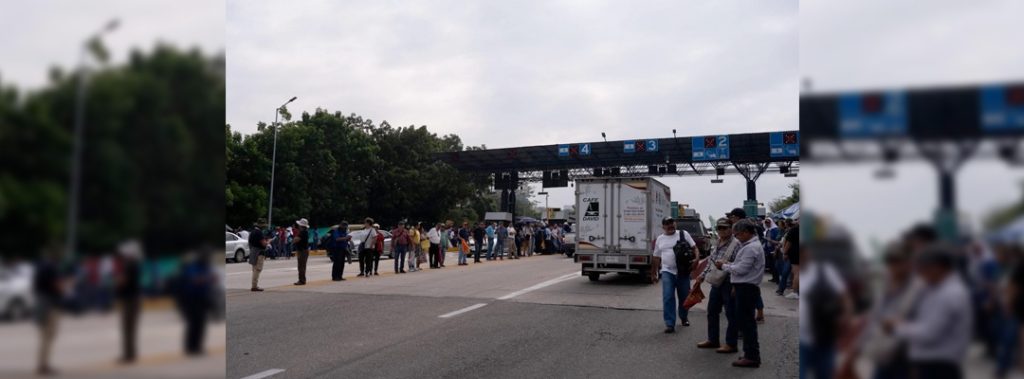 Pie de Foto.- Maestros de la Sección 7 del SNTE, pertenecientes a la Coordinadora Nacional de los Trabajadores de la Educación, cobran una cuota menor a los automovilistas en la caseta del tramo carretero entre San Cristóbal de Las Casas y Tuxtla Gutiérrez. Foto Cuartoscuro /