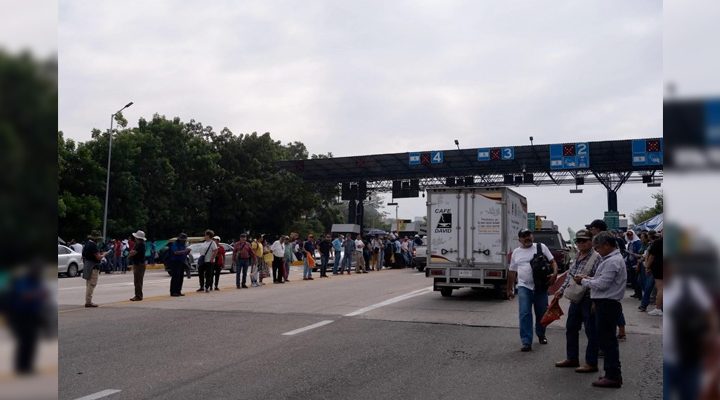 Pie de Foto.- Maestros de la Sección 7 del SNTE, pertenecientes a la Coordinadora Nacional de los Trabajadores de la Educación, cobran una cuota menor a los automovilistas en la caseta del tramo carretero entre San Cristóbal de Las Casas y Tuxtla Gutiérrez. Foto Cuartoscuro /