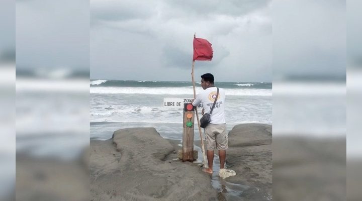 Pie de Foto.- Protección Civil añadió que realiza el monitoreo de la zona, colocó avisos y banderas rojas para alertar a los bañistas y población en general. Foto Protección Civil Chiapas.