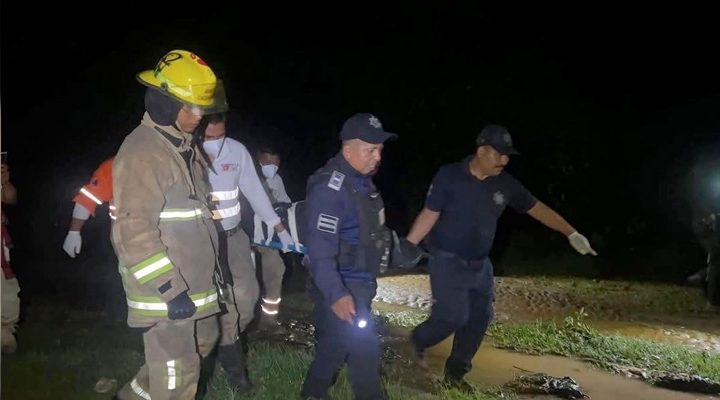 Pie de Foto.- Autoridades informaron que un hombre que fue arrastrado por la corriente de un río durante las intensas lluvias ocasionadas por la tormenta ‘Cristina’, en el municipio de Cacahoatán, fue localizado sin vida. Foto Bomberos de Cacahoatán.