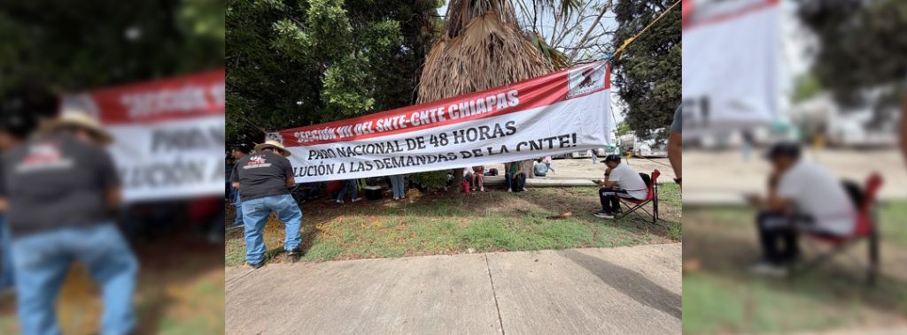 Pie de Foto.- El bloqueo a la TAD de la capital chiapaneca podría afectar el suministro de combustibles a las gasolineras de la región metropolitana del Estado, por lo que algunos establecimientos comenzaron a registrar mayor presencia de automovilistas para cargar sus tanques. Foto Edgar H. Clemente.