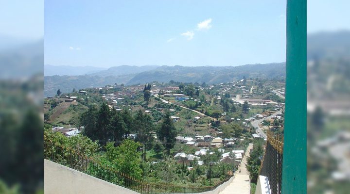 Pie de Foto.- Apoyados por las autoridades municipales priistas, pobladores de San Andrés Larráinzar cortaron el servicio de energía eléctrica a cinco familias autónomas que desde 1994 están en resistencia de pago y pretenden obligarlas a pagar 150 pesos bimestrales, denunciaron sus compañeros. Foto Wikimedia Commons