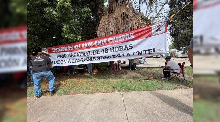 Pie de Foto.- El bloqueo a la TAD de la capital chiapaneca podría afectar el suministro de combustibles a las gasolineras de la región metropolitana del Estado, por lo que algunos establecimientos comenzaron a registrar mayor presencia de automovilistas para cargar sus tanques. Foto Edgar H. Clemente.