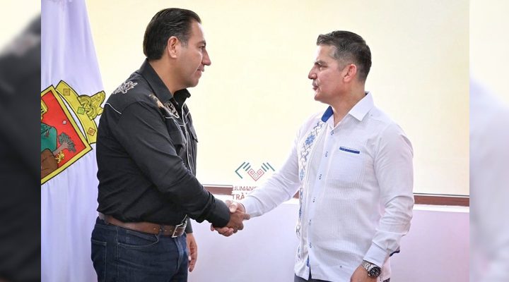 Pie de Foto.- Eduardo Ramírez Aguilar, gobernador de Chiapas, y Leobardo Ávila Bojórquez., director general de Mexicana. Foto 'La Jornada'.