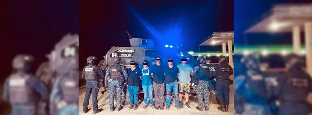 Pie de Foto.- La SSP manifestó que “los cinco detenidos, junto con el armamento, narcóticos, vehículos y demás objetos asegurados, fueron puestos a disposición ante las autoridades competentes. Cabe señalar que los cinco detenidos manifestaron pertenecer al Cártel de Sinaloa”. Foto 'La Jornada'