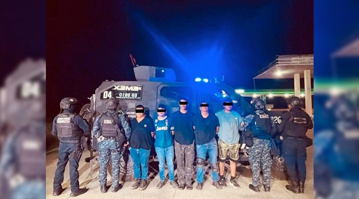 Pie de Foto.- La SSP manifestó que “los cinco detenidos, junto con el armamento, narcóticos, vehículos y demás objetos asegurados, fueron puestos a disposición ante las autoridades competentes. Cabe señalar que los cinco detenidos manifestaron pertenecer al Cártel de Sinaloa”. Foto 'La Jornada'