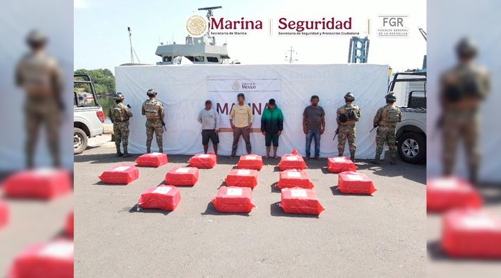 Pie de Foto.- La droga fue localizada en tierra y en una embarcación interceptada por la Armada de México. Foto Semar.