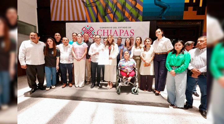 Pie de Foto.- Se estableció que una vez aprobada la iniciativa, una persona que nació con sexo masculino, pero que se identifica y vive como mujer, podrá obtener documentos oficiales que la reconozcan legalmente como mujer, y viceversa. Foto: La Jornada