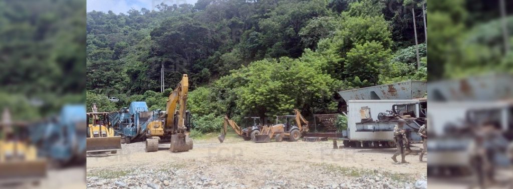 Pie de Foto.- Las autoridades aseguraron en el lugar, tres retroexcavadoras, dos vehículos mano de chango, una trituradora, un autotanque tipo pipa y un vehículo tipo volteo. Foto: FGR