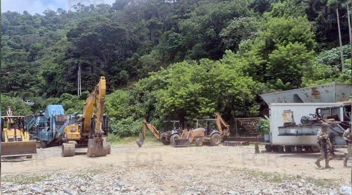 Pie de Foto.- Las autoridades aseguraron en el lugar, tres retroexcavadoras, dos vehículos mano de chango, una trituradora, un autotanque tipo pipa y un vehículo tipo volteo. Foto: FGR