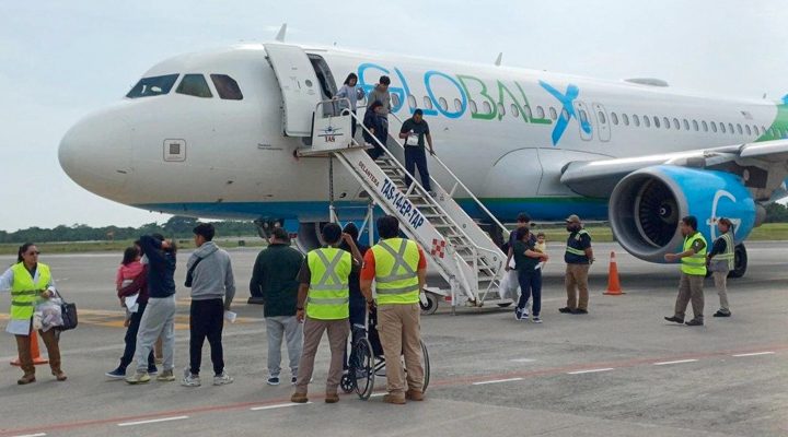 Pie de Foto.- Según cifras oficiales, en el primer cuatrimestre de este año las deportaciones aéreas desde Estados Unidos a la frontera sur de México se duplicaron respecto al último cuatrimestre del 2025. Foto Cortesía