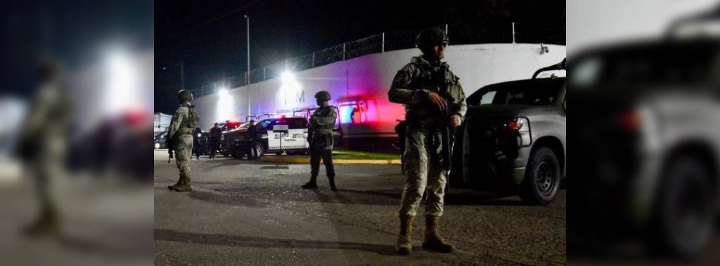 Pie de Foto.- Personas de varias nacionalidades exigieron su liberación y denunciaron abusos en el centro Siglo XXI de Tapachula. Corporaciones locales, estatales y federales controlaron las protestas y no reportaron víctimas. Dos venezolanos serán deportados, acusados de intentar causar un incendio al prender fuego a colchonetas. Foto e información de Édgar H. Clemente.