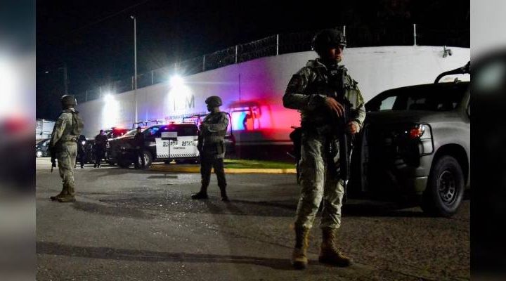Pie de Foto.- Personas de varias nacionalidades exigieron su liberación y denunciaron abusos en el centro Siglo XXI de Tapachula. Corporaciones locales, estatales y federales controlaron las protestas y no reportaron víctimas. Dos venezolanos serán deportados, acusados de intentar causar un incendio al prender fuego a colchonetas. Foto e información de Édgar H. Clemente.