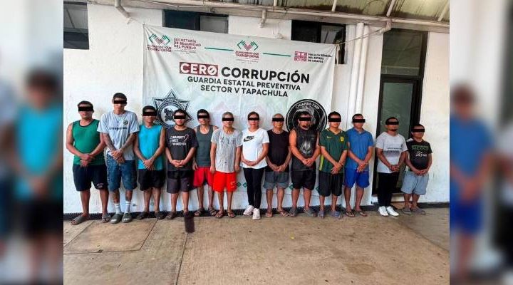 Pie de Foto.-Las fuerzas de seguridad detuvieron en el lugar a 12 hombres y una mujer identificados como: José “N”, Carlos “N”, Esvin “N”, Marco “N”, Francisco “N”, Yerzon “N”, Olver “N”, Juana “N”, Elvin “N”, Juan “N”, Jhosep “N”, Josué “N” e Ismael “N”. Foto SSP Chiapas.