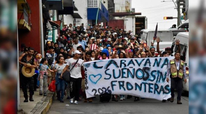 Pie de Fotos.- El grupo “Sueños sin fronteras” inició su recorrido hacia otras ciudades del país ante la saturación de la Comar y la falta de oportunidades laborales; organizaciones calculan más de 60 mil migrantes varados en la frontera sur. Foto Edgar H. Clemente.