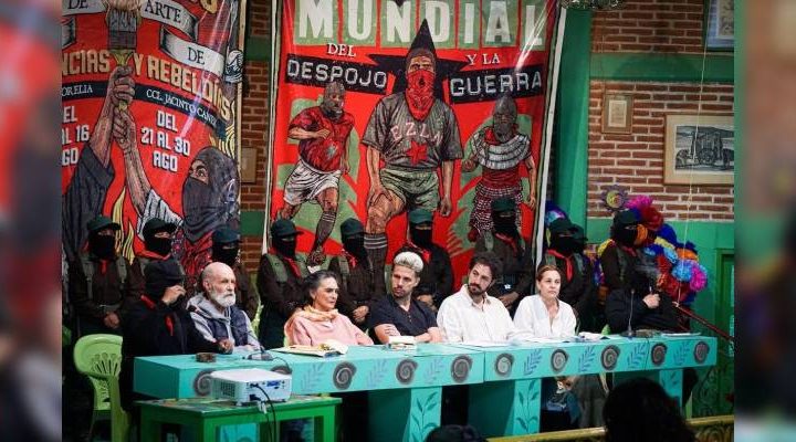 Pie de Foto.- El teatro que hacemos los zapatistas lo hacemos en común”, afirmó el subcomandante Moisés (primero de izquierda a derecha) del EZLN, en las actividades del Semillero Las artes bajo acoso (danza, cine y teatro) que se realiza en San Cristóbal. En la plática estuvieron presentes el dramaturgo Luis de Tavira (segundo, de izquierda a derecha), y las actrices Ofelia Medina (tercera, de izquierda a derecha) y Marina de Tavira (última, de izquierda a derecha). Foto Facebook Desinformémonos
