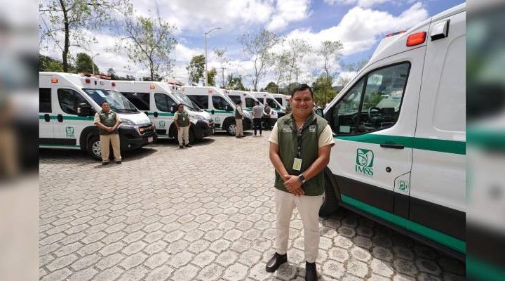 Pie de Foto.- Con las nuevas unidades, la flotilla de ambulancias del IMSS en Chiapas alcanza un total de 41 vehículos. Foto La Jornada
