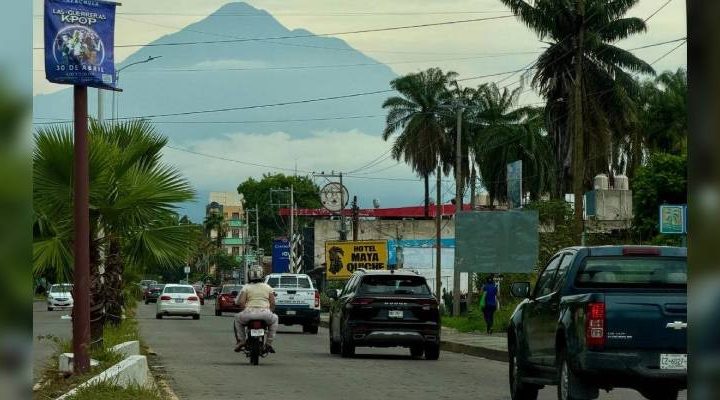 Pie de Foto.- Autoridades monitorean las condiciones atmosféricas en la frontera con Guatemala tras la alerta emitida por el país centroamericano debido a la erupción del Volcán de Fuego. Foto: Edgar H. Clemente