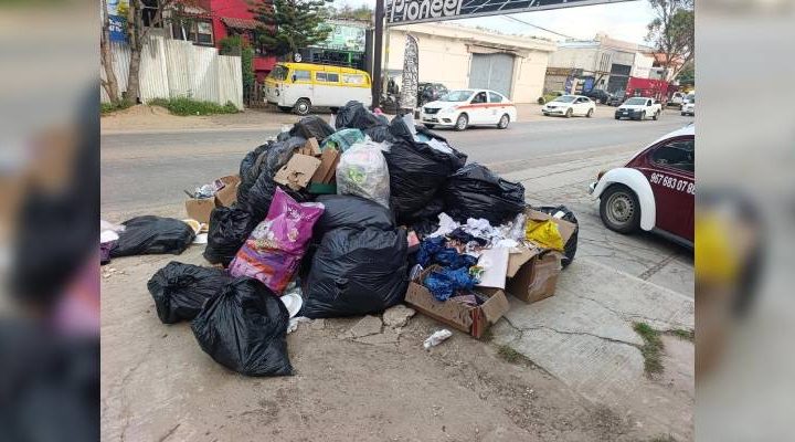 Pie de Foto.- Este lunes, el Ayuntamiento de San Cristóbal de las Casas suspendió el servicio de recolección de basura lo que provocó que los desperdicios se acumularan en las esquinas. Foto Elio Henríquez.