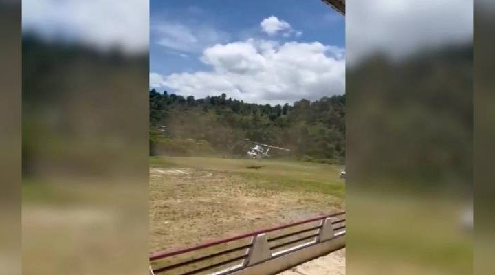 Pie de Foto.- El gobernador Ramírez Aguilar indicó que “un cruce de aves y la poca visibilidad nos obligó a cambiar de dirección” y realizar el aterrizaje de emergencia en Pantepec. Captura de video redes sociales