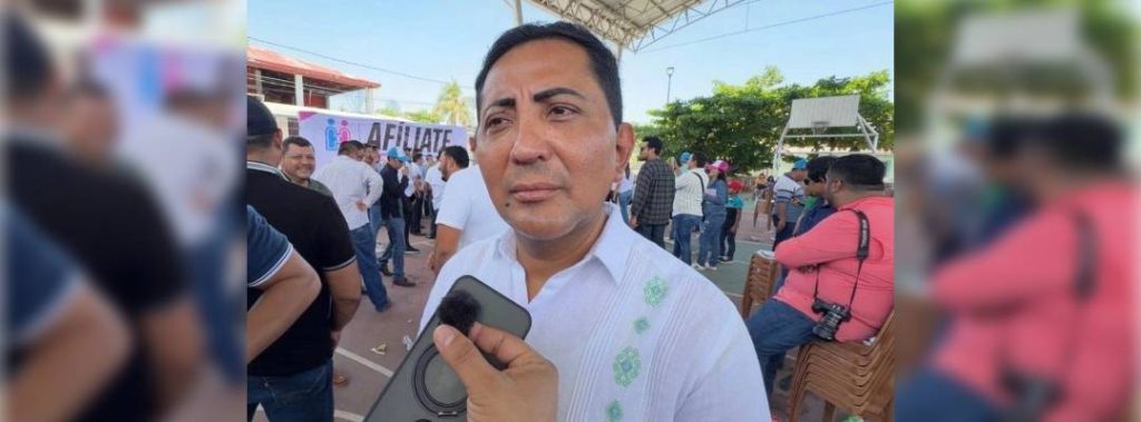 Pie de Foto.-,El alcalde de Suchiate, Elmer Vázquez Gallardo, aseguró que la entrega del documento permitirá a los adultos mayores acceder a servicios y beneficios sociales que debido a su edad se merecen. Foto Edgar H. Clemente / Archivo