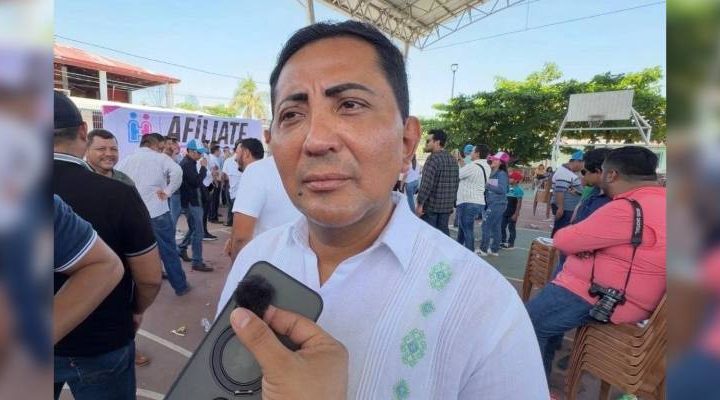 Pie de Foto.-,El alcalde de Suchiate, Elmer Vázquez Gallardo, aseguró que la entrega del documento permitirá a los adultos mayores acceder a servicios y beneficios sociales que debido a su edad se merecen. Foto Edgar H. Clemente / Archivo