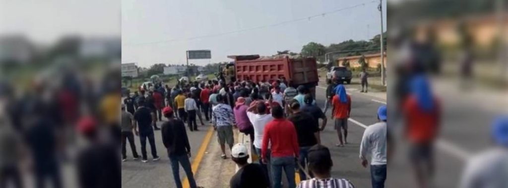 Pie de Foto.- Los inconformes iniciaron un bloqueo en la carretera costera de Chiapas, vía que comunica a decenas de municipios con el centro del estado, y principal vía de comunicación hacia Guatemala. Foto: Cortesía