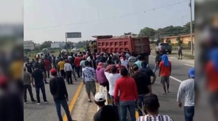 Pie de Foto.- Los inconformes iniciaron un bloqueo en la carretera costera de Chiapas, vía que comunica a decenas de municipios con el centro del estado, y principal vía de comunicación hacia Guatemala. Foto: Cortesía