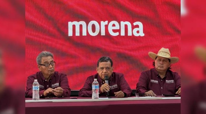 Pie de Foto.- El empresario Carlos Díaz Saldaña (centro) es respaldado por morenistas para que sea el coordinador del Distrito 12 en la elección de diputados federales. Foto Edgar H. Clemente
