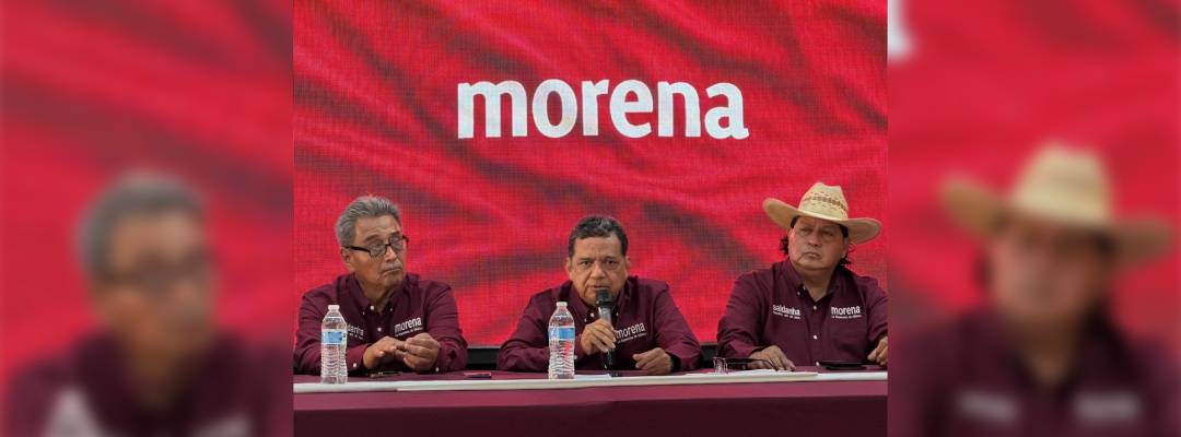 Pie de Foto.- El empresario Carlos Díaz Saldaña (centro) es respaldado por morenistas para que sea el coordinador del Distrito 12 en la elección de diputados federales. Foto Edgar H. Clemente
