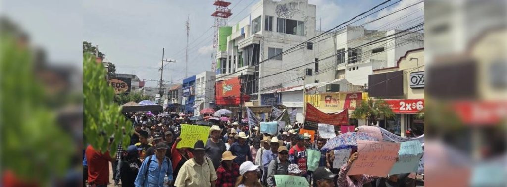 Pie de Foto.- Marcha de habitantes de 17 comunidades de Cintalapa, Chiapas; exigieron el respeto de sus derechos agrarios y señalaron las agresiones y amenazas por parte de comuneros de Oaxaca. foto 'La Jornada'