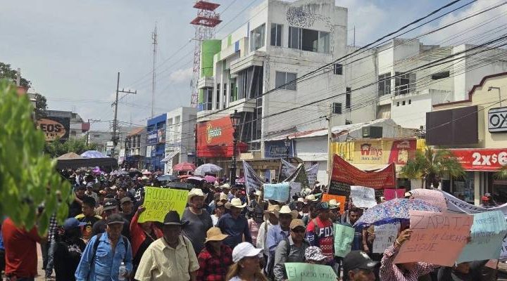 Pie de Foto.- Marcha de habitantes de 17 comunidades de Cintalapa, Chiapas; exigieron el respeto de sus derechos agrarios y señalaron las agresiones y amenazas por parte de comuneros de Oaxaca. foto 'La Jornada'