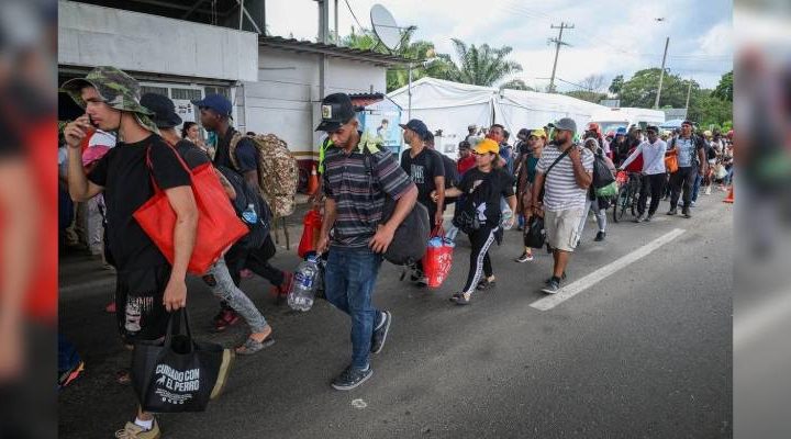 Pie de Foto.- Migrantes buscan salir de Tapachula ante los retrasos en sus trámites y la falta de ingresos. Foto Cuartoscuro / Archivo